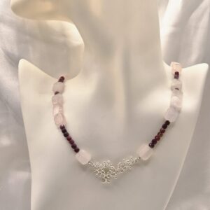 COLLANA CON QUARZO ROSA, RUBINO GREZZO E MOLECOLA DI OSSITOCINA