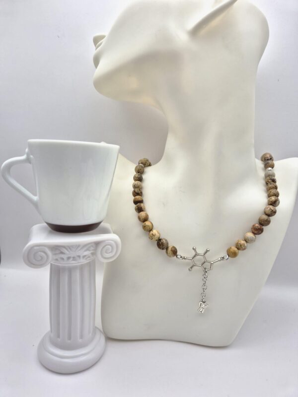 COLLANA IN PIETRA PAESINA CON MOLECOLA DI CAFFEINA E CHARM MOKA
