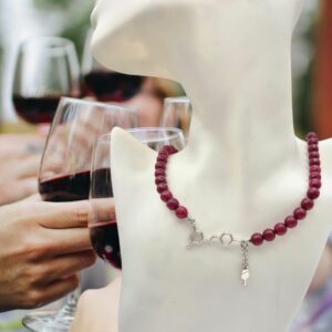 COLLANA IN GIADA RUBELLITE CON MOLECOLA DI RESVERATROLO E CON CHARM CALICE DI VINO