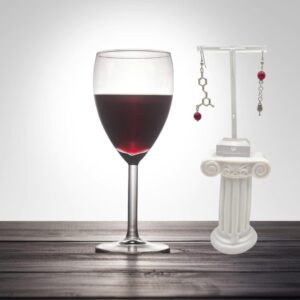 ORECCHINI IN GIADA RUBELLITE CON MOLECOLA DI RESVERATROLO E CHARM CALICE DI VINO