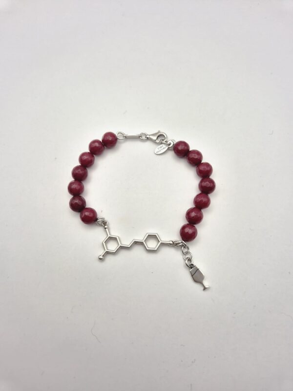 BRACCIALE IN GIADA RUBELLITE CON MOLECOLA DI RESVERATROLO E CHARM CALICE DI VINO