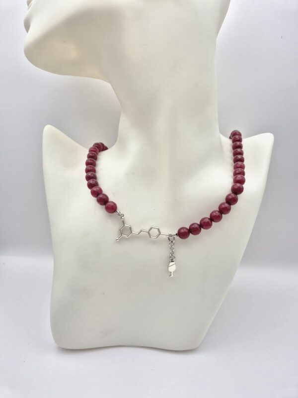 COLLANA IN GIADA RUBELLITE CON MOLECOLA DI RESVERATROLO E CON CHARM CALICE DI VINO - immagine 2