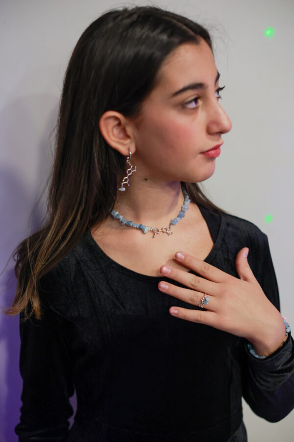 IL GIOIELLO CHE UNISCE MOLECOLA DI ADRENALINA E CHIPS DI ACQUAMARINA PER SUPPORTARE LE RAGAZZE NEL NAVIGARE LA TUMULTUOSA ADOLESCENZA CON MAGGIORE EQUILIBRIO - immagine 2