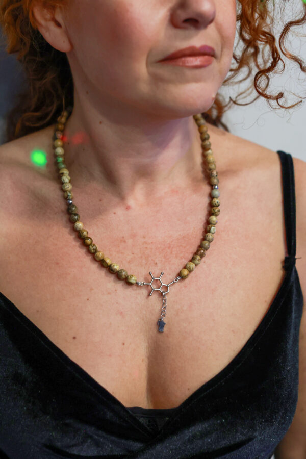 COLLANA IN PIETRA PAESINA CON MOLECOLA DI CAFFEINA E CHARM MOKA - immagine 2