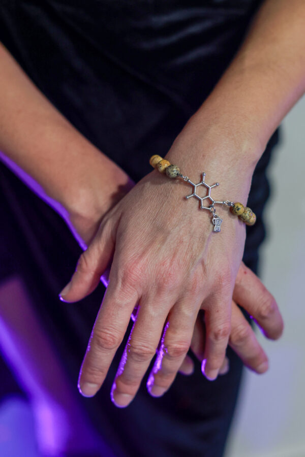 BRACCIALE IN PIETRA PAESINA CON MOLECOLA DI CAFFEINA E CHARM MOKA - immagine 2