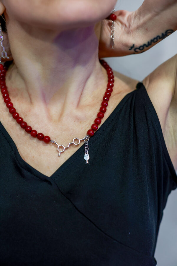COLLANA IN GIADA RUBELLITE CON MOLECOLA DI RESVERATROLO E CON CHARM CALICE DI VINO - immagine 3