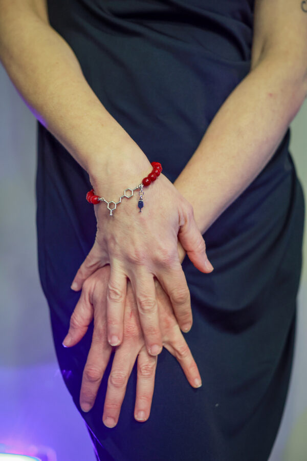 BRACCIALE IN GIADA RUBELLITE CON MOLECOLA DI RESVERATROLO E CHARM CALICE DI VINO - immagine 3