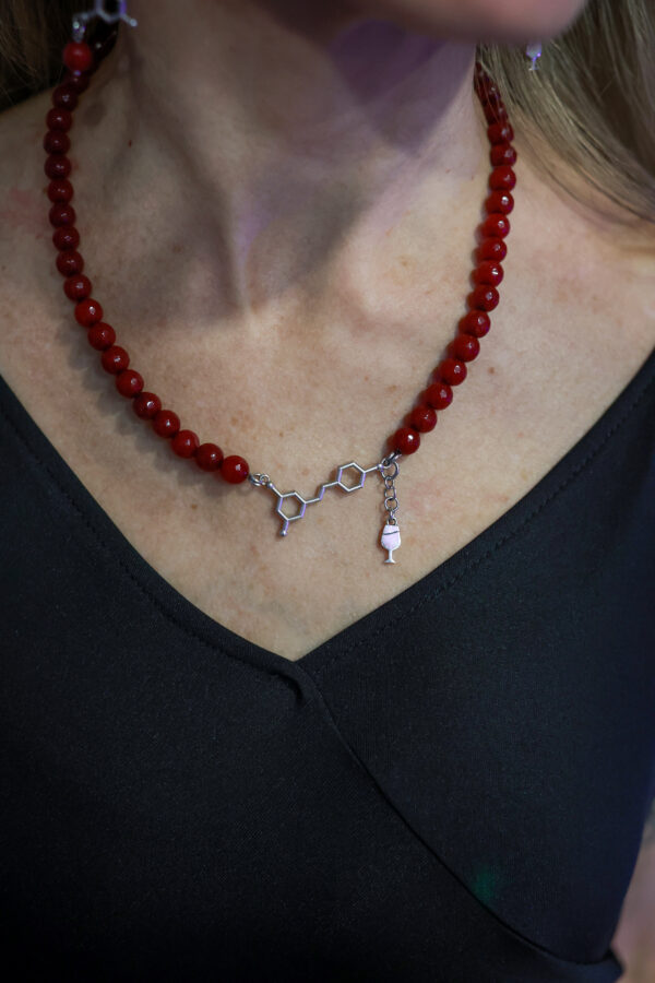 COLLANA IN GIADA RUBELLITE CON MOLECOLA DI RESVERATROLO E CON CHARM CALICE DI VINO - immagine 4